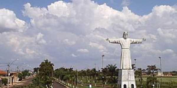 Pitangueiras-SP-Cristo Redentor no Trevo de acesso-Foto:Marco Aurlio Esparza