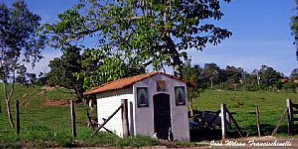 Capela na beira da estrada - Porangaba/SP