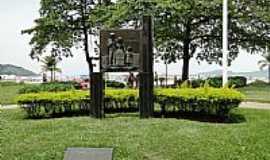 Santos - Monumento no Jardim da
Orla da Praia foto
Joo Savioli