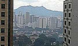 So Paulo - Pico do Jaragu,entre prdios da Av. Anglica em So Paulo-Foto:Joannis Mihail Mouda