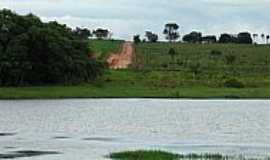 Sud Mennucci - Lago e estrada para o Recanto Primavera em Sud Mennucci-SP-Foto:Sergio Loebel