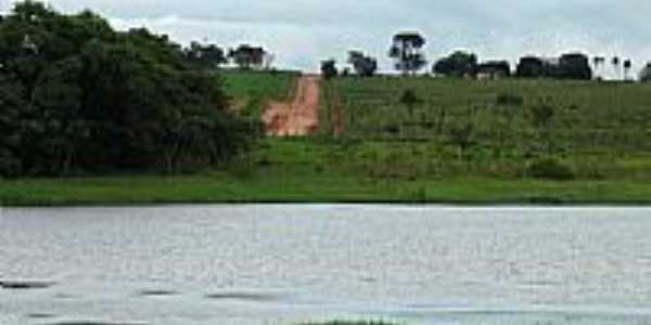 Lago e estrada para o Recanto Primavera em Sud Mennucci-SP-Foto:Sergio Loebel