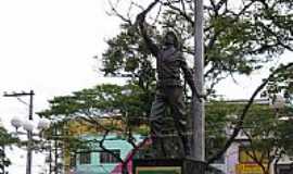 Suzano - Monumento na Praa dos Expedicionrios em Suzano-Foto:adilson.ball