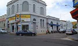 Taquaritinga - Edificao de esquina e conjunto preservado, por Ana Paula Alves Ferreira