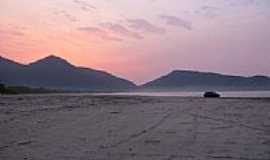 Ubatuba - Amanhecer na praia de Ubatumirim em Ubatuba-SP-Foto:RicardoHossoe