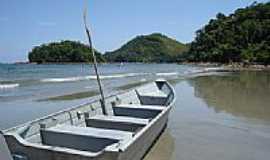 Ubatuba - Barco na praia de Ubatumirim em Ubatuba-SP-Foto:Nilson Kabuki