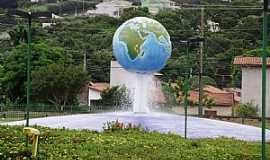 Vinhedo - Vinhedo-SP-Fonte do Globo na Praa Jos Von Zuben-Foto:Carlos Fante