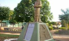 Zacarias - monumento ao fundador na praa central Por nestor jose dia filho