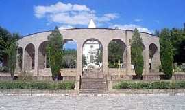 Santa Brbara - Santa Brbara-BA- Monumento em frente a Matriz de Santo Antnio-Foto:santabarbara.ba.