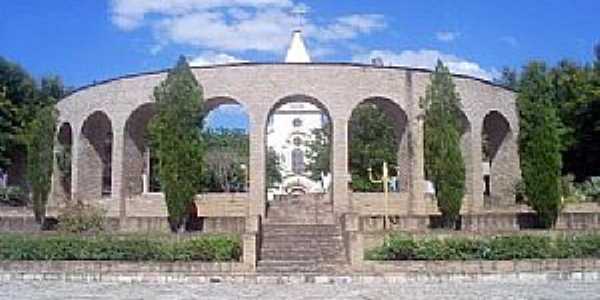 Santa Brbara-BA- Monumento em frente a Matriz de Santo Antnio-Foto:santabarbara.ba.